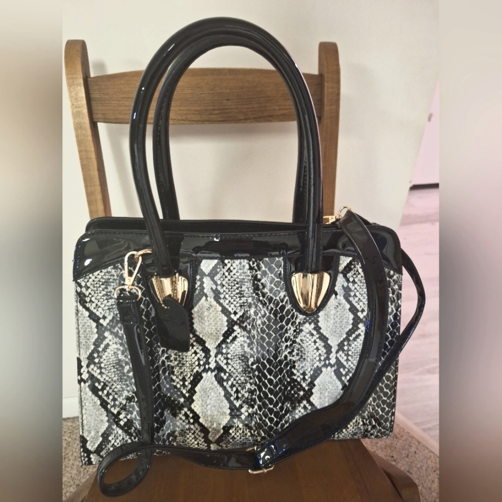 Cobra patent leather purse with strap & handles